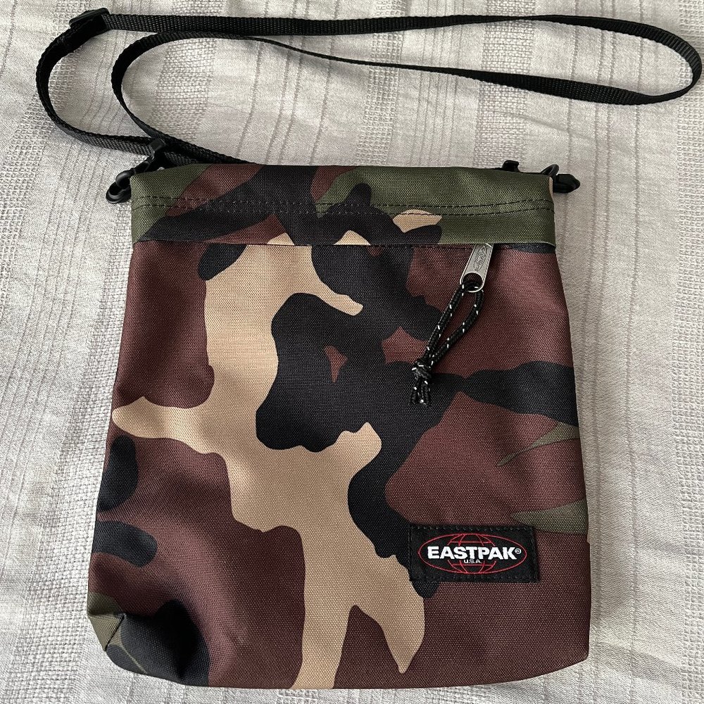 EastPak crossbody bag Camoflouge